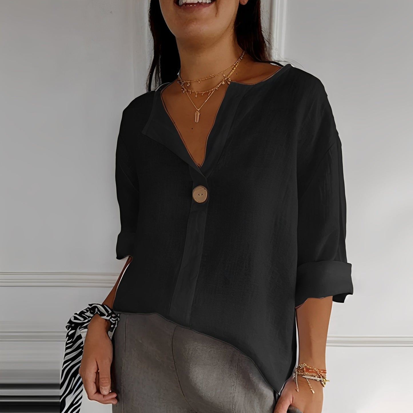 Noémie - Women's blouse with V-neckline