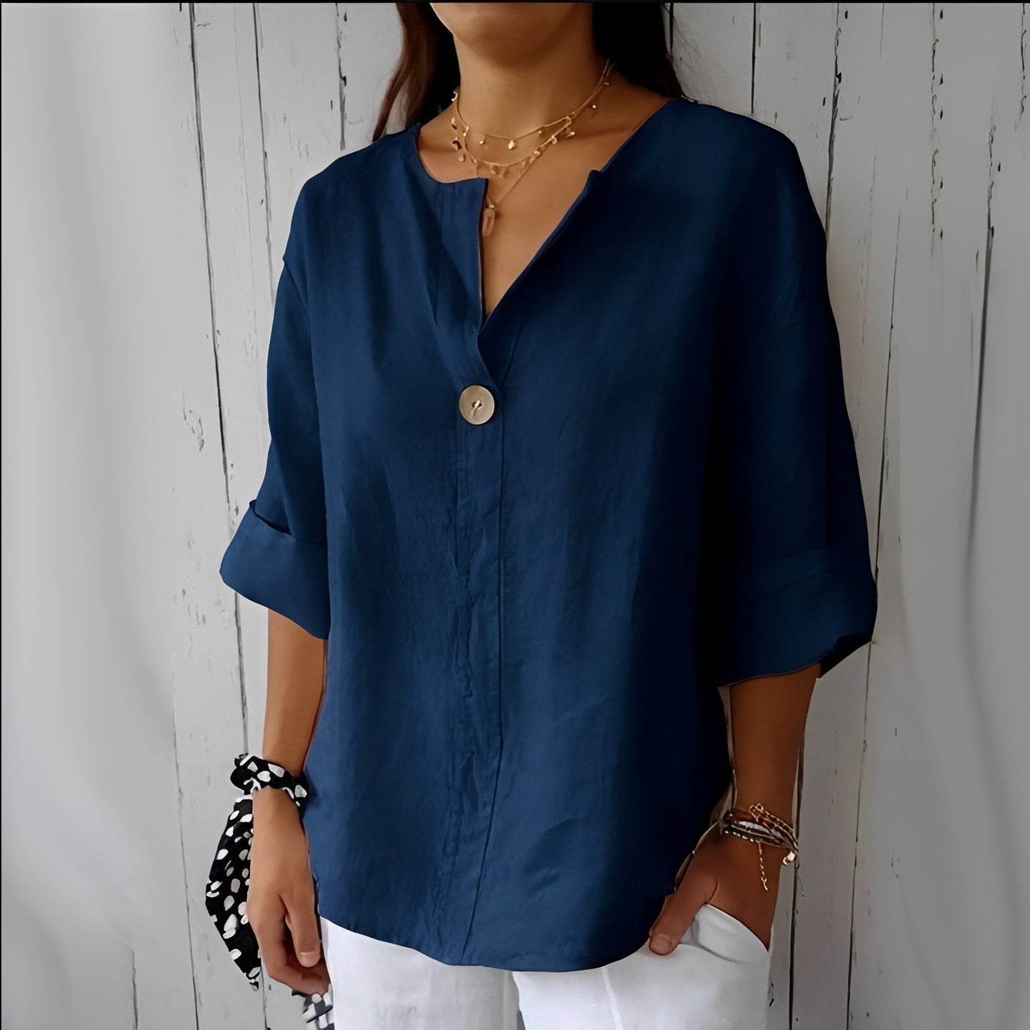 Noémie - Women's blouse with V-neckline