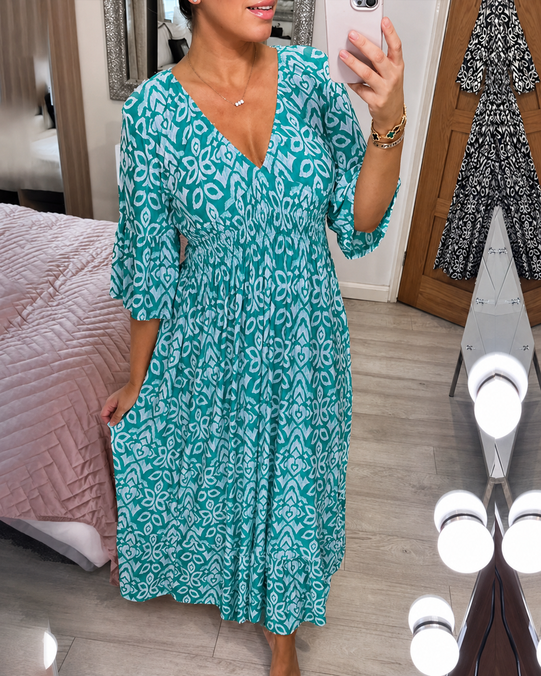 Yvonne - Stilvolles Kleid mit Besonderheiten