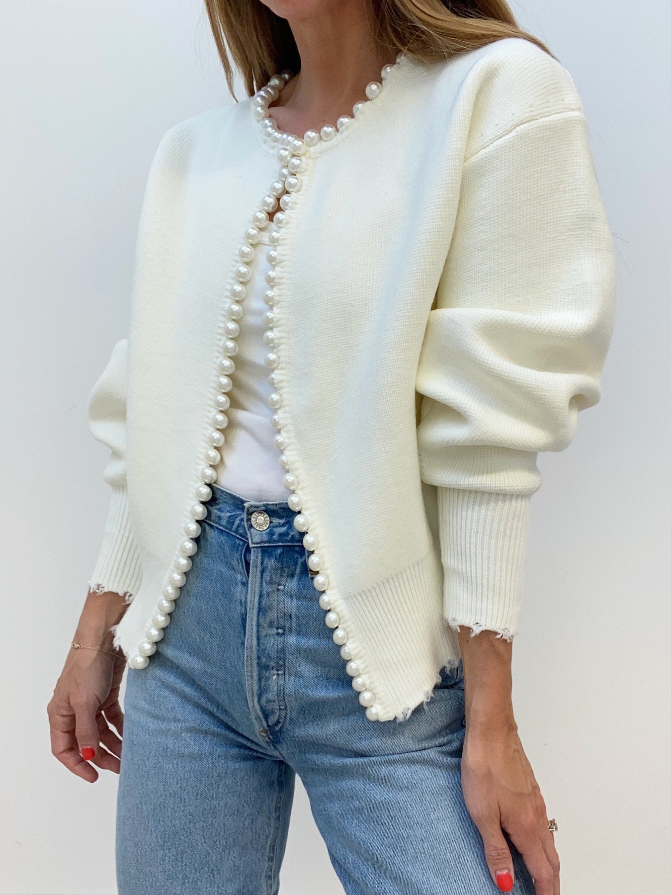 Vivien – Strickjacke mit Perlenbesatz und Fransaum