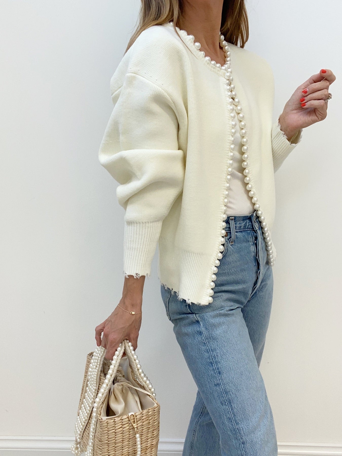 Vivien – Strickjacke mit Perlenbesatz und Fransaum