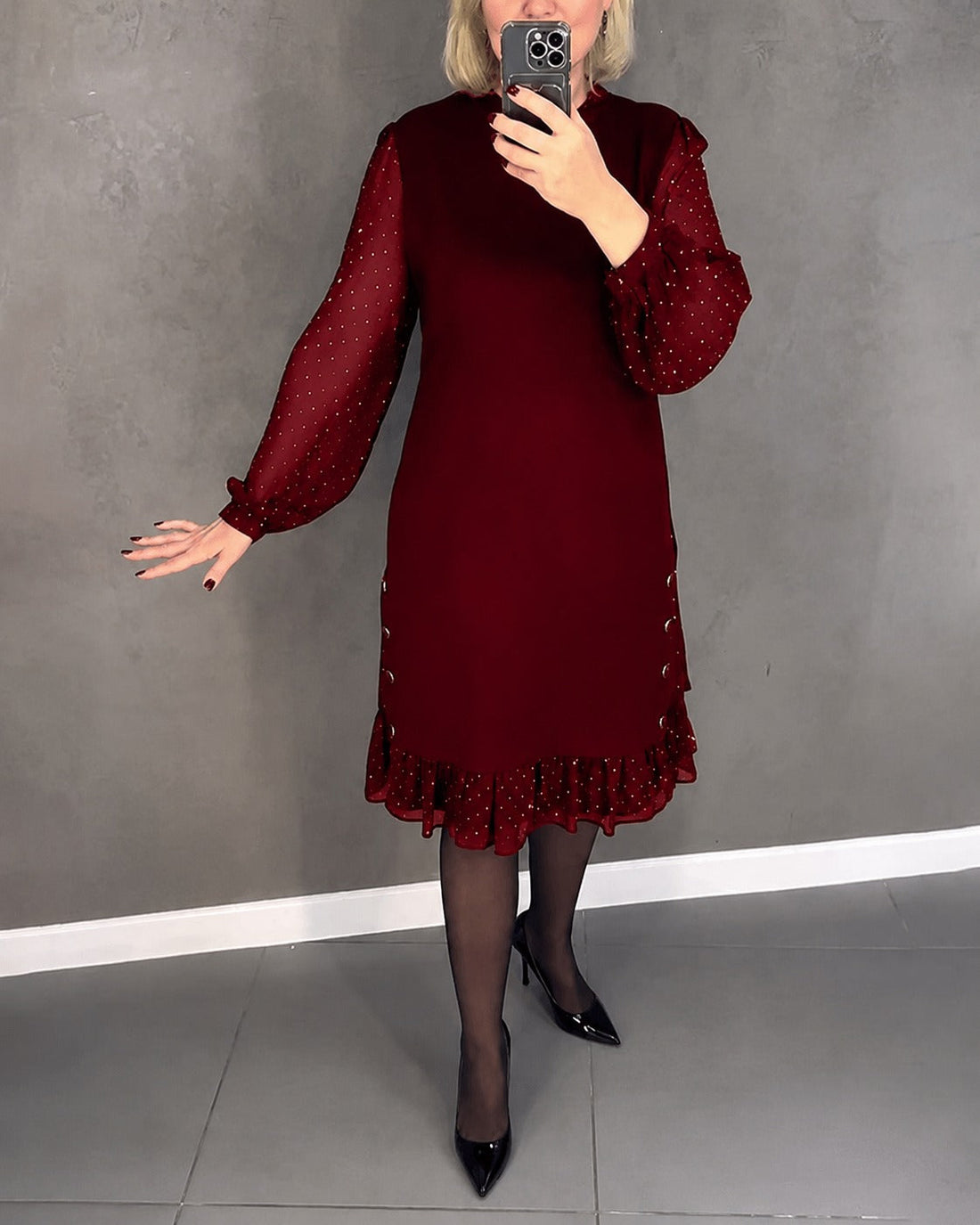 Gabriela - Elegantes Kleid mit langen Ärmeln und Punkten