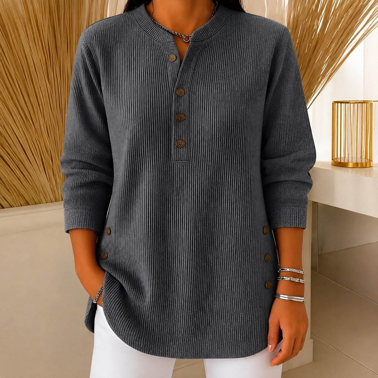 Jocelyn - Ein lässiger Damenpullover mit Knöpfen